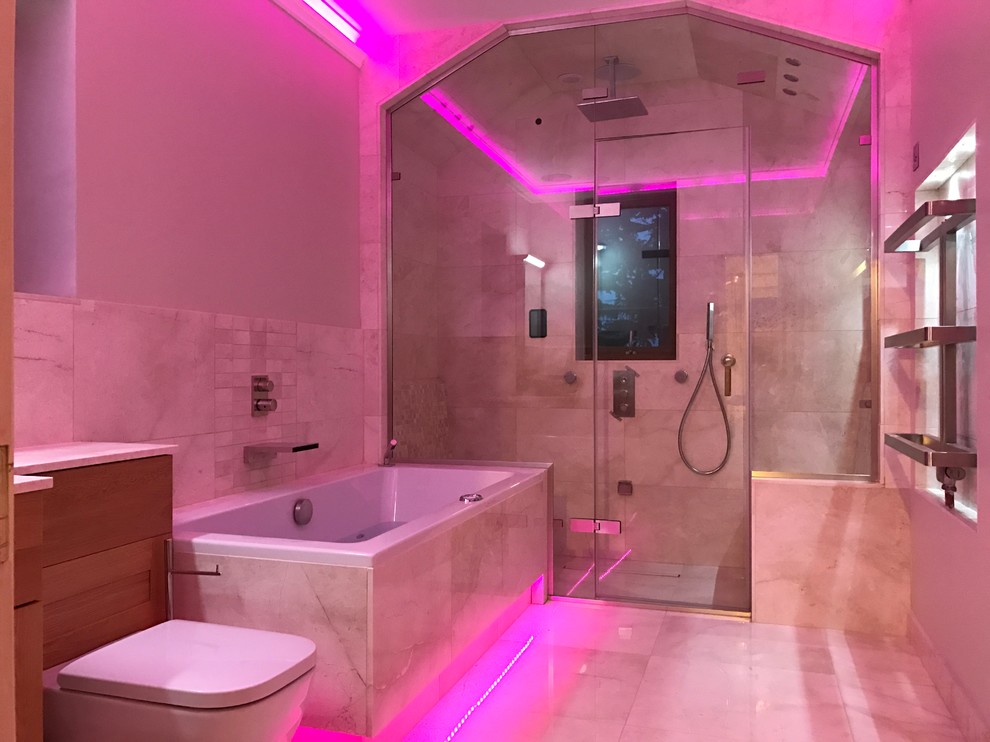 Aménagement d'une salle de bain contemporaine en bois brun avec un placard en trompe-l'oeil, une baignoire posée, une douche à l'italienne, WC suspendus, un carrelage beige, des dalles de pierre, un mur beige, un sol en marbre et une vasque.