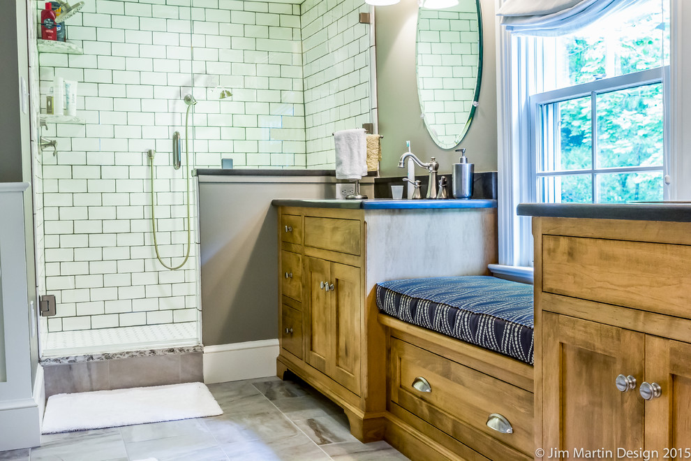 Idéer för mellanstora vintage en-suite badrum, med ett undermonterad handfat, skåp i shakerstil, skåp i mellenmörkt trä, bänkskiva i kvartsit, ett badkar med tassar, en öppen dusch, en toalettstol med hel cisternkåpa, vit kakel, keramikplattor, grå väggar och klinkergolv i porslin