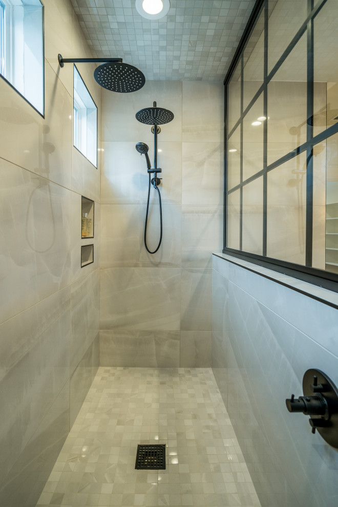 Esempio di una grande stanza da bagno country con ante bianche, vasca freestanding, doccia aperta, pareti grigie, top in quarzite, pavimento bianco, porta doccia scorrevole e top bianco