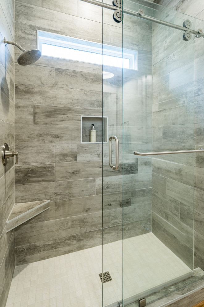 На фото: ванная комната среднего размера в стиле кантри с белыми фасадами, серыми стенами и душем с раздвижными дверями