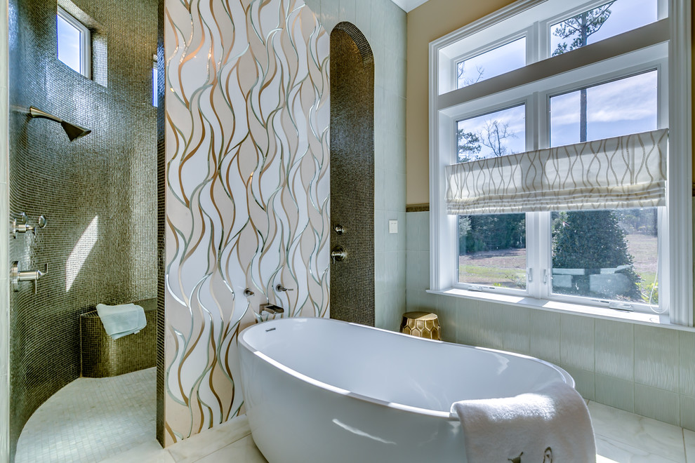Idéer för att renovera ett stort vintage en-suite badrum, med ett fristående badkar, en dubbeldusch, mosaik och med dusch som är öppen
