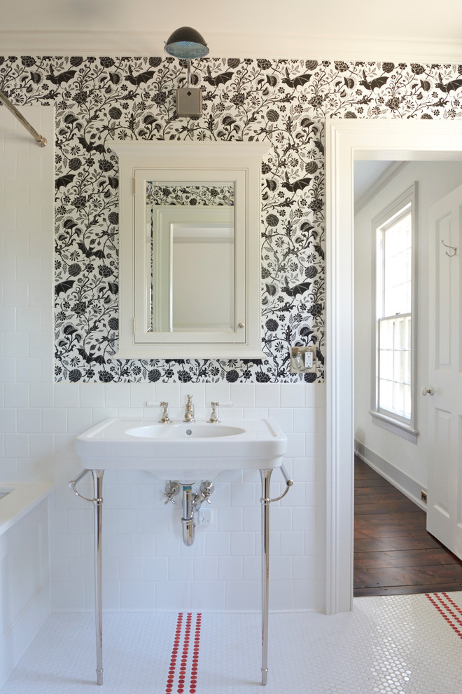Пример оригинального дизайна: ванная комната среднего размера в стиле кантри с фасадами с декоративным кантом, белыми фасадами, полновстраиваемой ванной, душем над ванной, белой плиткой, керамической плиткой, черными стенами, полом из керамической плитки и консольной раковиной