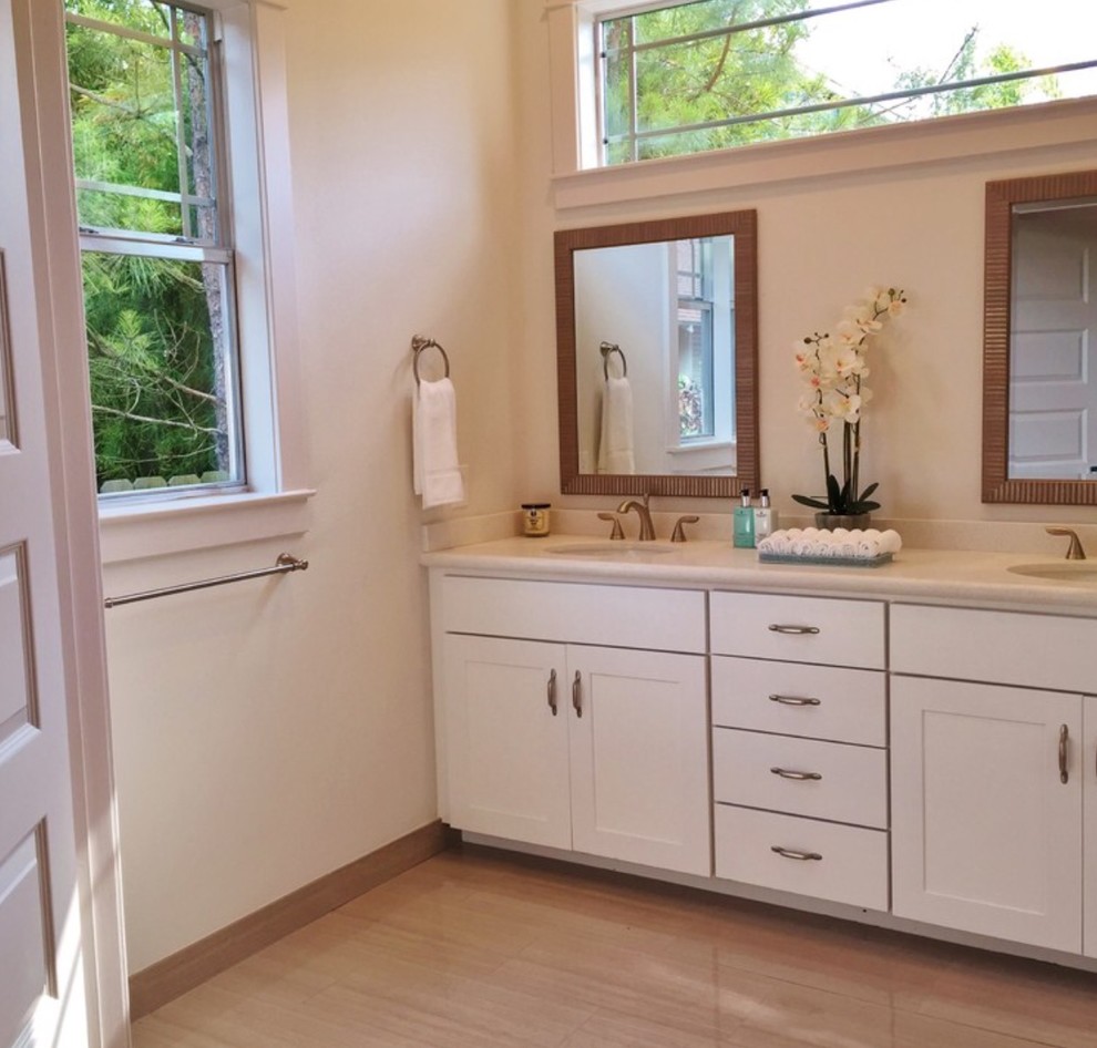 Klassisk inredning av ett mellanstort en-suite badrum, med ett undermonterad handfat, skåp i shakerstil, vita skåp, granitbänkskiva, grå kakel, keramikplattor, vita väggar och klinkergolv i keramik