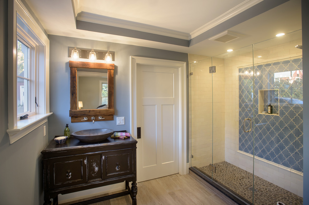 Modelo de cuarto de baño principal campestre con suelo de baldosas de porcelana y ducha con puerta con bisagras