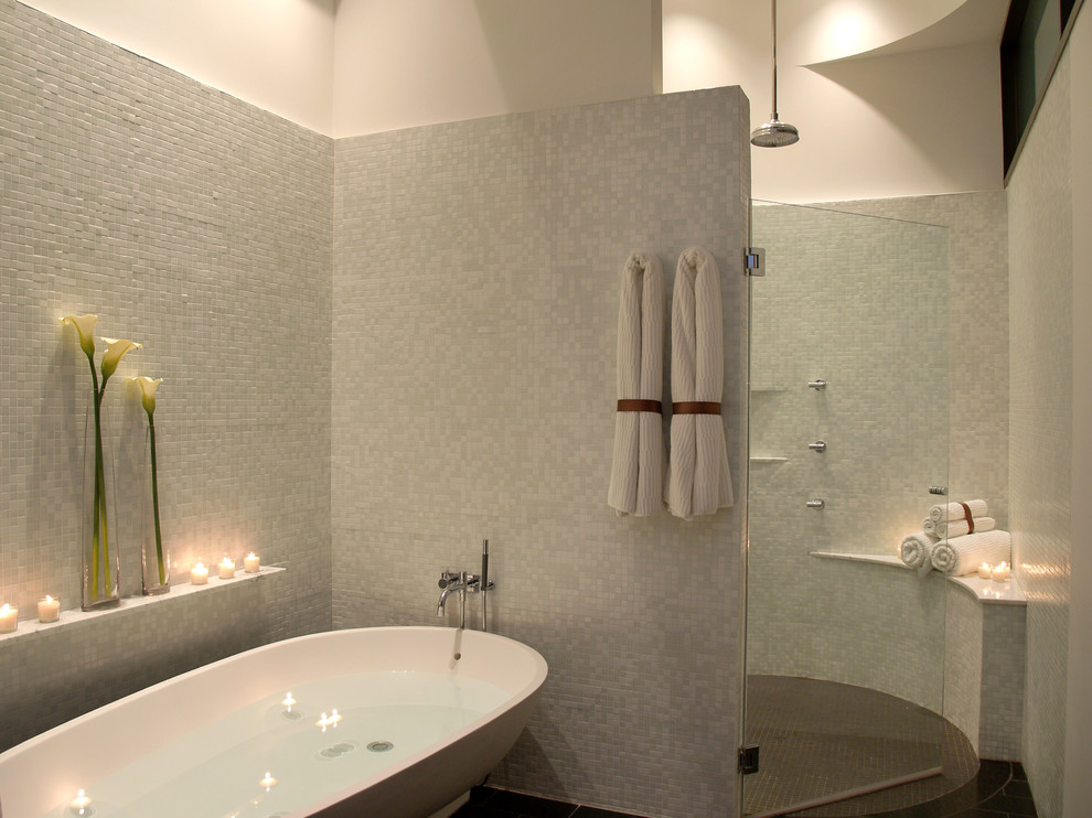 На фото: ванная комната в современном стиле с отдельно стоящей ванной, угловым душем, серой плиткой, плиткой мозаикой и белыми стенами с