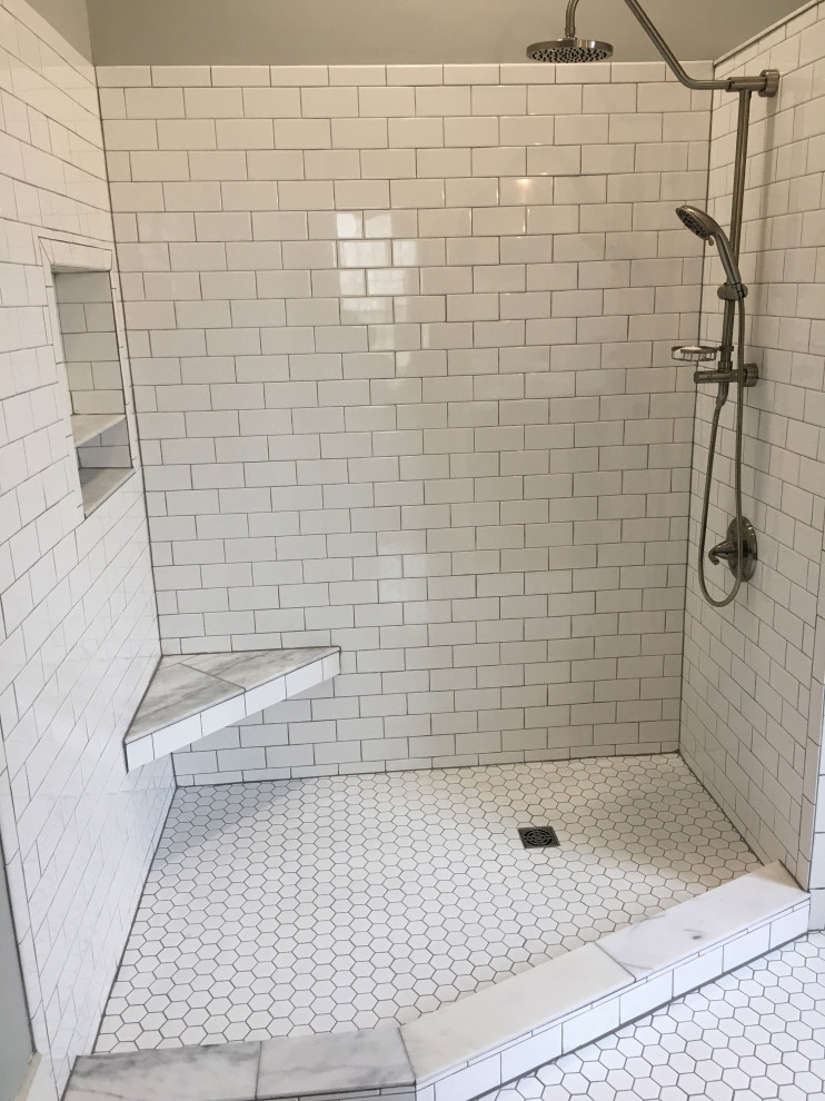 Klassisk inredning av ett vit vitt badrum, med grå skåp, en öppen dusch, en toalettstol med separat cisternkåpa, vit kakel, keramikplattor, grå väggar, klinkergolv i keramik, ett fristående handfat och vitt golv