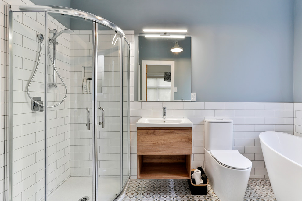 Ispirazione per una piccola stanza da bagno classica con ante con bugna sagomata, ante grigie, pavimento in legno verniciato e pavimento rosso