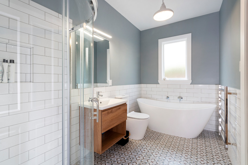 Modelo de cuarto de baño clásico pequeño con armarios con paneles con relieve, puertas de armario grises, suelo de madera pintada y suelo rojo