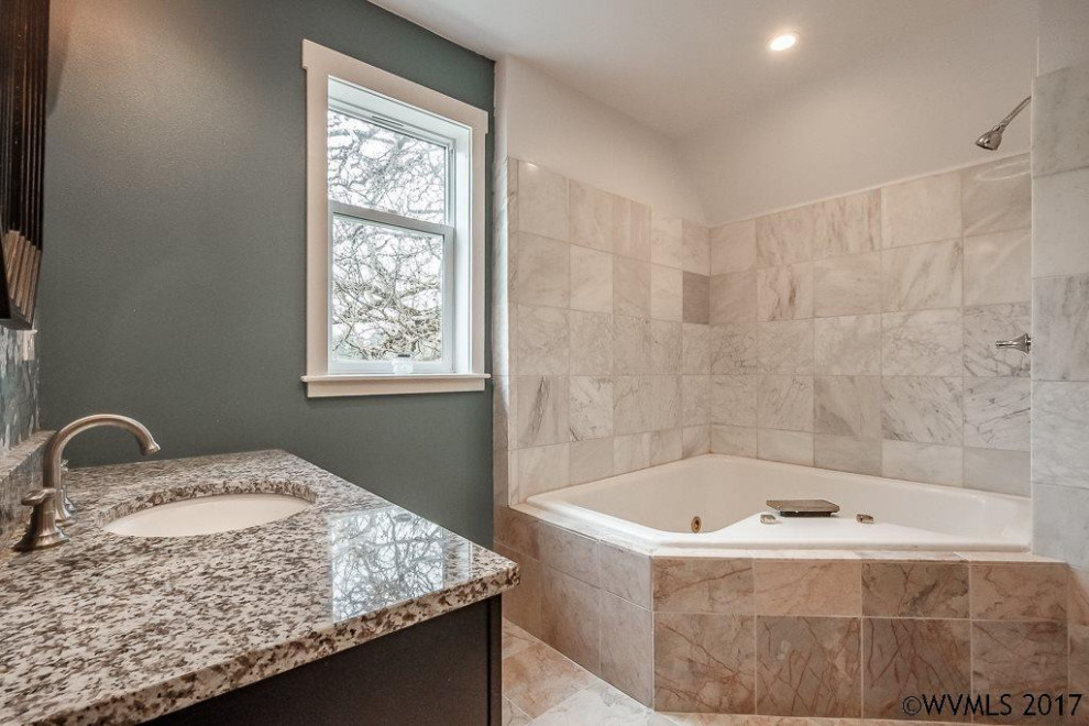 Пример оригинального дизайна: большая главная ванная комната в викторианском стиле с фасадами островного типа, черными фасадами, ванной в нише, душем над ванной, унитазом-моноблоком, синей плиткой, мраморной плиткой, синими стенами, мраморным полом, монолитной раковиной, столешницей из гранита, разноцветным полом, открытым душем и разноцветной столешницей
