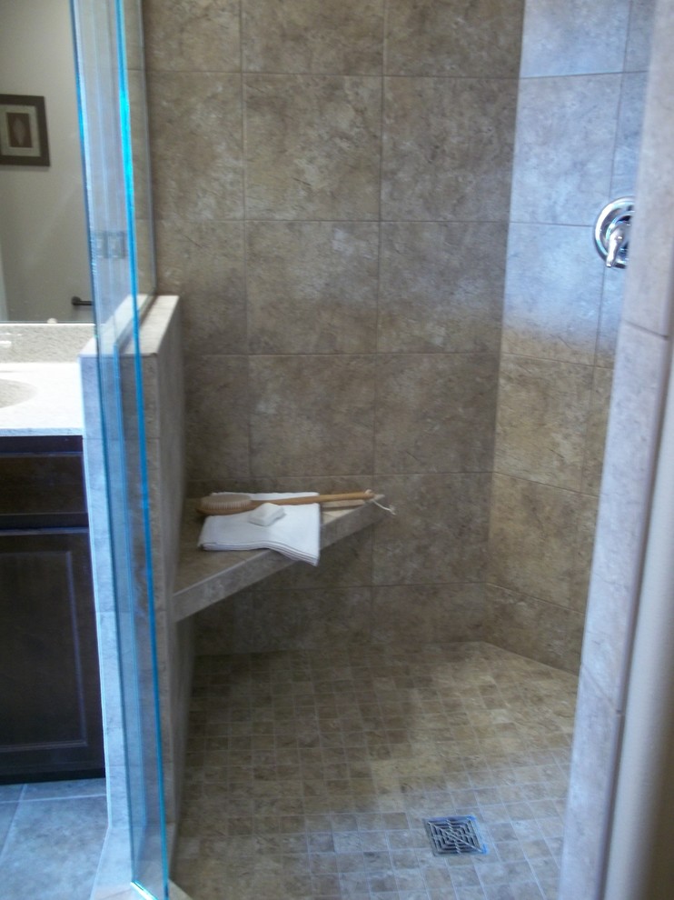 Bathroom - traditional bathroom idea in Cedar Rapids
