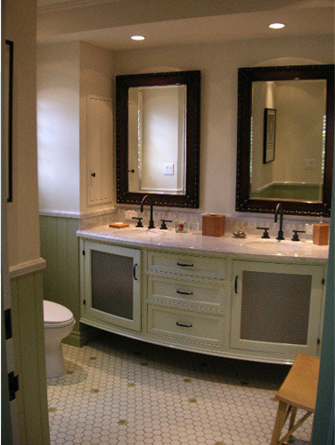 Свежая идея для дизайна: ванная комната среднего размера в викторианском стиле с фасадами с утопленной филенкой, коричневыми фасадами, душем в нише, унитазом-моноблоком, белой плиткой, керамической плиткой, белыми стенами, полом из керамической плитки, душевой кабиной, врезной раковиной, мраморной столешницей, белым полом и душем с распашными дверями - отличное фото интерьера