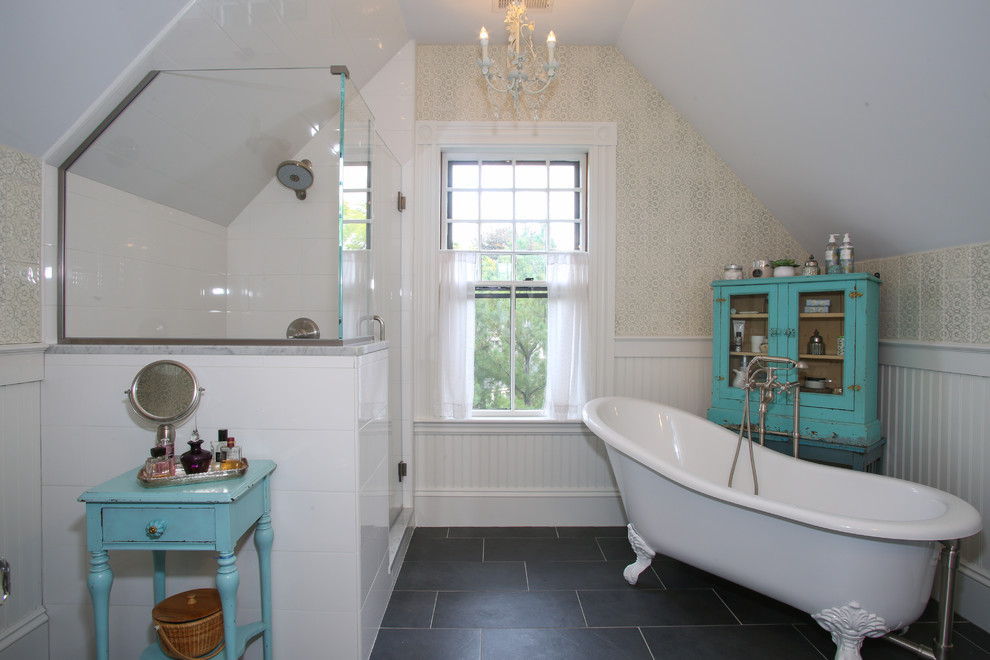 Cette image montre une salle de bain traditionnelle avec une baignoire sur pieds et un sol en carrelage de porcelaine.