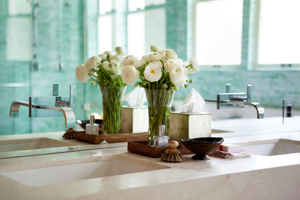 На фото: ванная комната в современном стиле с плоскими фасадами, фасадами цвета дерева среднего тона, столешницей из известняка, врезной раковиной, полновстраиваемой ванной, угловым душем, унитазом-моноблоком, зеленой плиткой, стеклянной плиткой, белыми стенами и полом из известняка