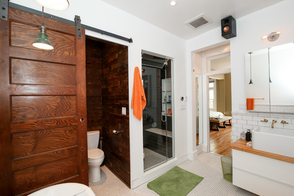 Ejemplo de cuarto de baño clásico con lavabo sobreencimera, ducha empotrada, paredes blancas y suelo con mosaicos de baldosas