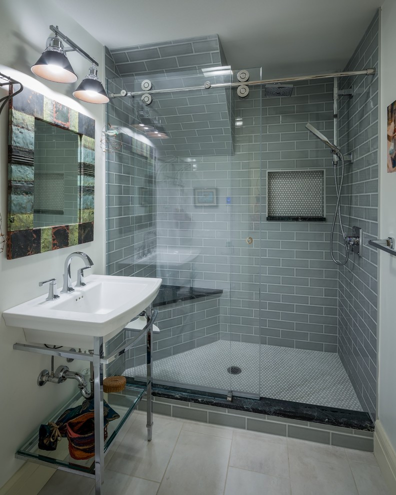На фото: ванная комната среднего размера в стиле неоклассика (современная классика) с душем в нише, серой плиткой, стеклянной плиткой, белыми стенами, полом из керамогранита, душевой кабиной, консольной раковиной, серым полом и душем с раздвижными дверями