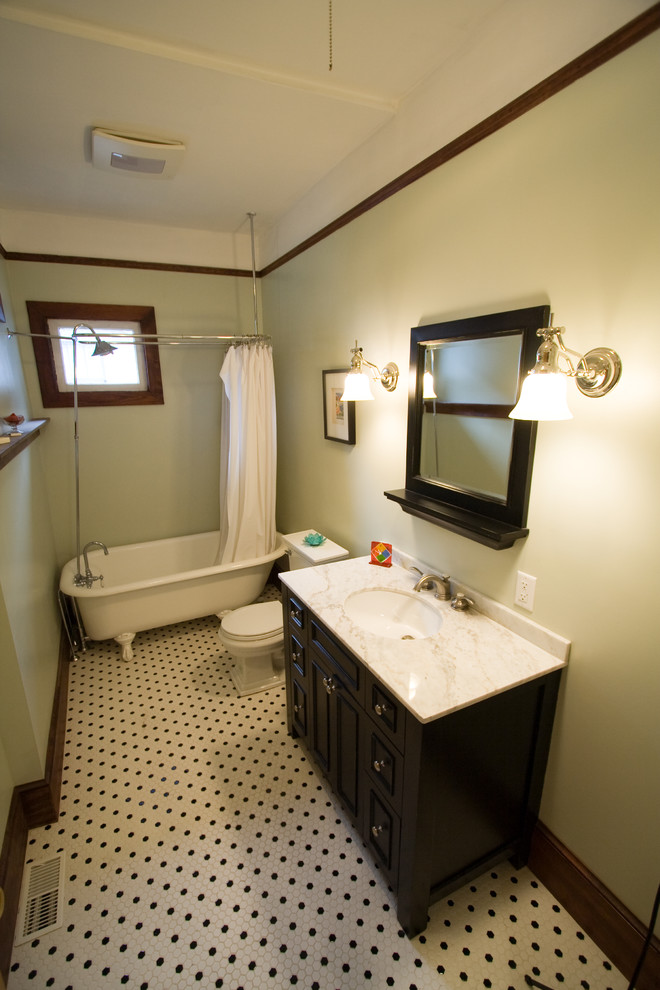 Idéer för ett mellanstort klassiskt badrum med dusch, med luckor med upphöjd panel, svarta skåp, ett badkar med tassar, en dusch/badkar-kombination, vita väggar, klinkergolv i porslin, ett undermonterad handfat, granitbänkskiva, flerfärgat golv och dusch med duschdraperi