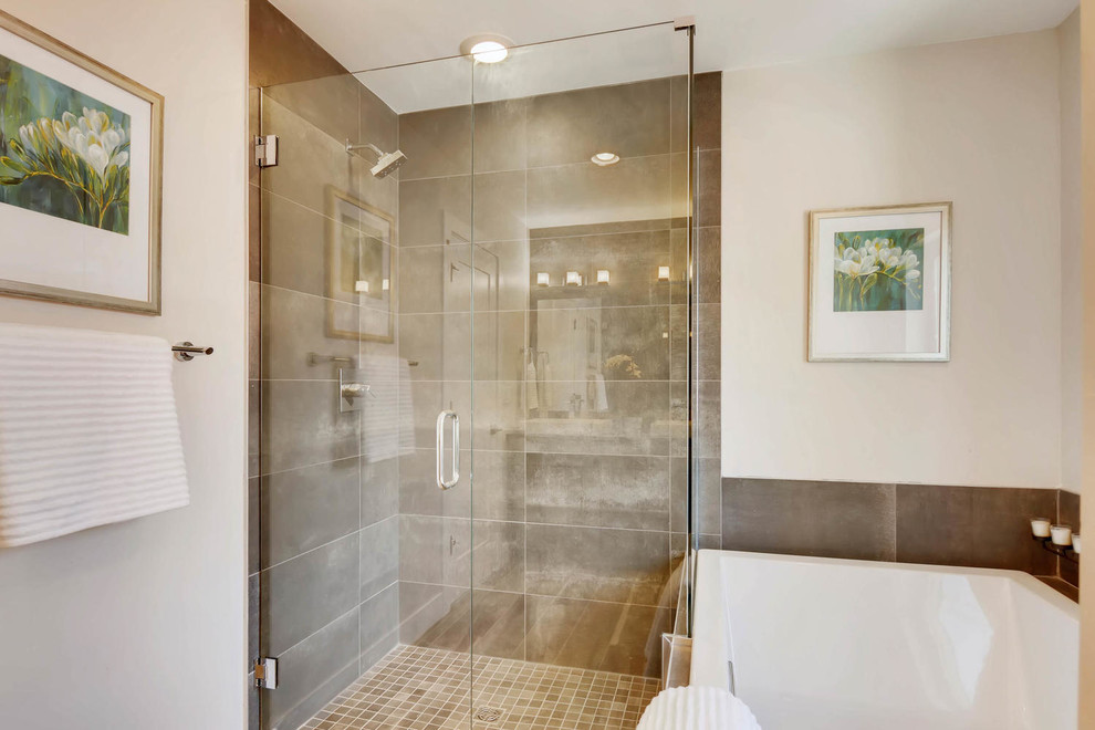 Esempio di una stanza da bagno padronale contemporanea di medie dimensioni con vasca da incasso, doccia ad angolo, piastrelle marroni, piastrelle in ceramica, pareti bianche e porta doccia a battente