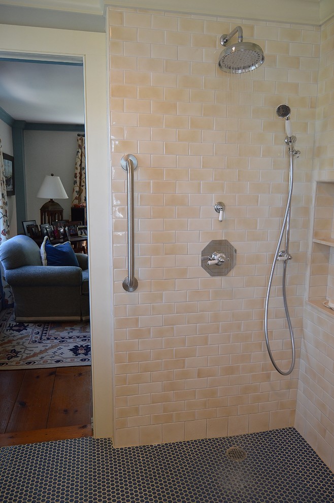 Immagine di una piccola stanza da bagno chic con ante a filo, ante bianche, doccia a filo pavimento, WC monopezzo, piastrelle beige, piastrelle in ceramica, pavimento con piastrelle a mosaico, lavabo a colonna e pareti blu