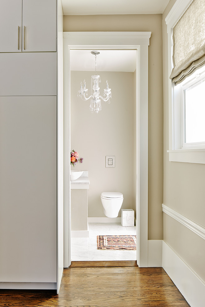 サンフランシスコにある低価格の小さなモダンスタイルのおしゃれなバスルーム (浴槽なし) (ベッセル式洗面器、白いキャビネット、大理石の洗面台、壁掛け式トイレ、石タイル、大理石の床) の写真