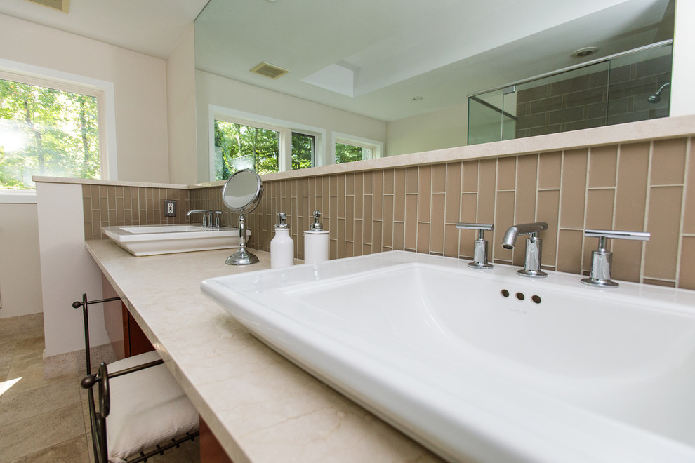 Klassisk inredning av ett stort en-suite badrum, med ett platsbyggt badkar, en hörndusch och brun kakel
