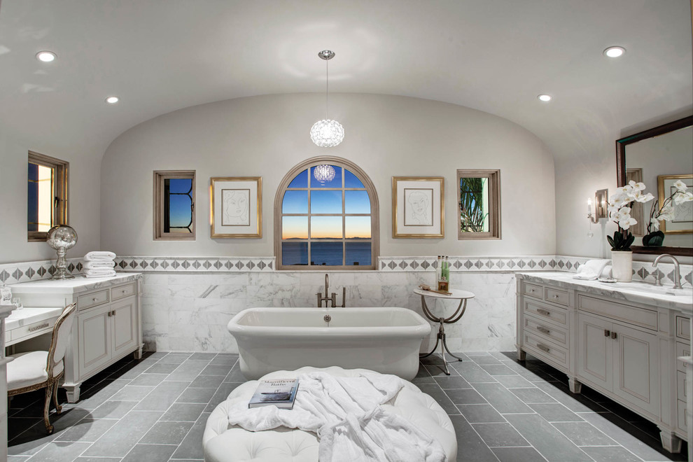 Ispirazione per una stanza da bagno mediterranea con piastrelle bianche, ante beige, pavimento grigio e ante con riquadro incassato