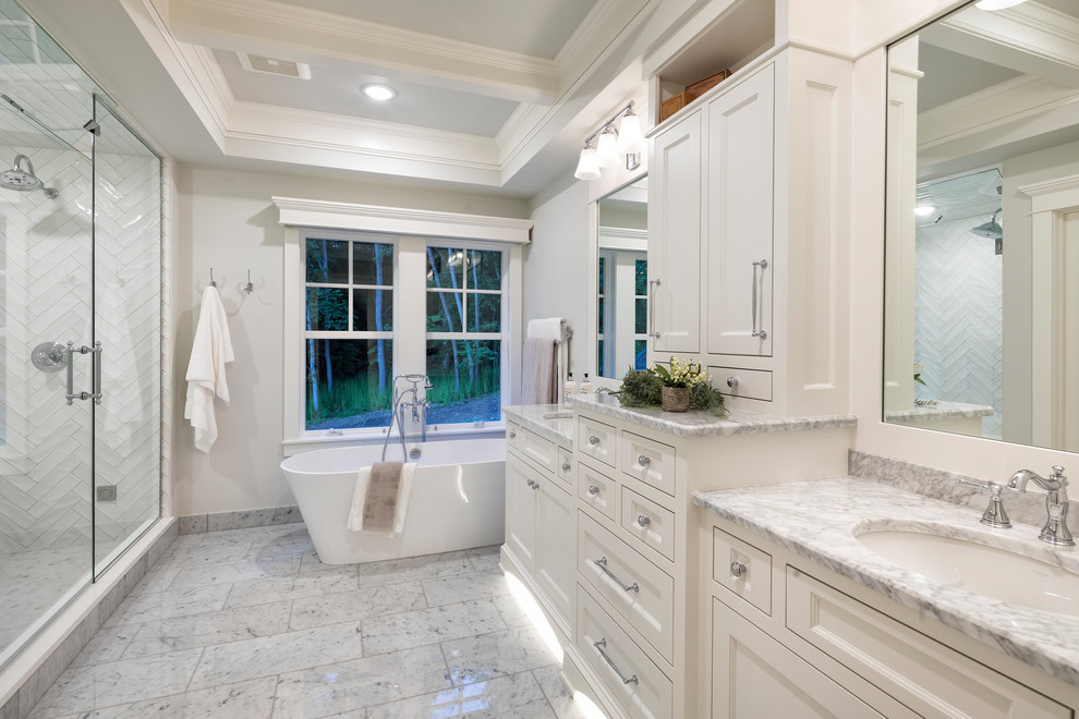 Exempel på ett stort flerfärgad flerfärgat en-suite badrum, med släta luckor, vita skåp, ett fristående badkar, en dubbeldusch, vit kakel, keramikplattor, vita väggar, klinkergolv i keramik, ett undermonterad handfat, marmorbänkskiva, flerfärgat golv och dusch med gångjärnsdörr