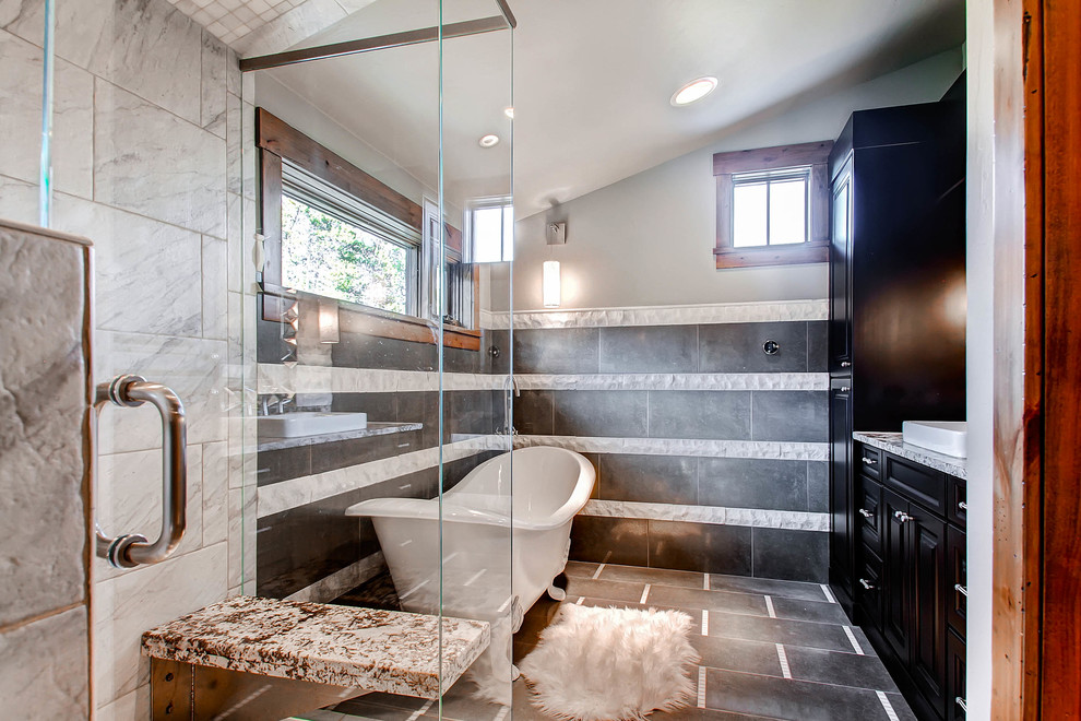 Idéer för att renovera ett funkis badrum, med svarta skåp och ett fristående badkar