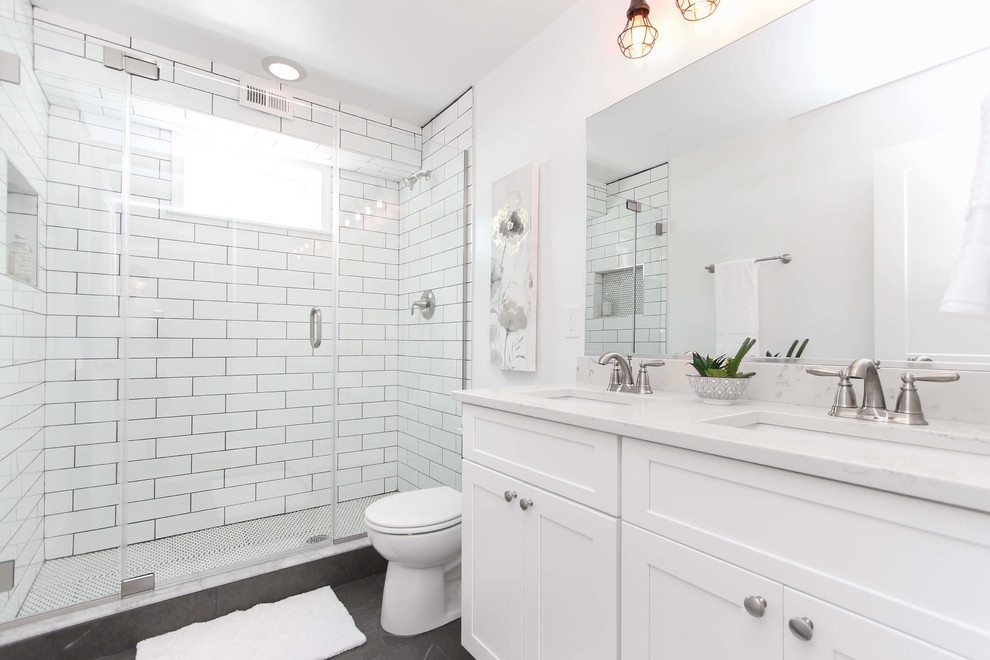 Inspiration för ett vintage vit vitt badrum med dusch, med skåp i shakerstil, vita skåp, vit kakel, tunnelbanekakel, vita väggar, ett undermonterad handfat, grått golv och dusch med gångjärnsdörr