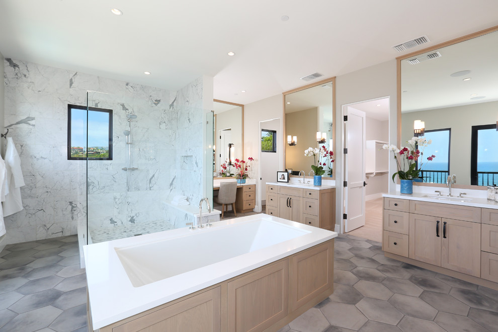 Inspiration pour une grande salle de bain principale traditionnelle en bois clair avec un placard à porte plane, une baignoire encastrée, une douche d'angle, un mur gris, un lavabo encastré et un carrelage blanc.