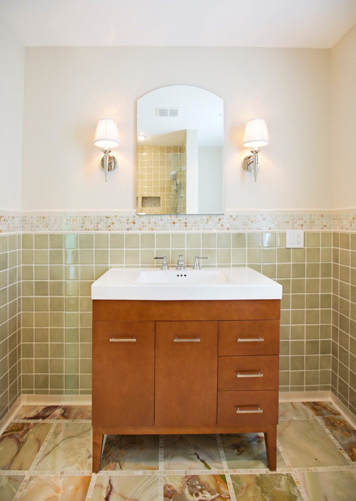Idee per una stanza da bagno tradizionale con lavabo integrato, ante lisce, ante in legno scuro e piastrelle verdi