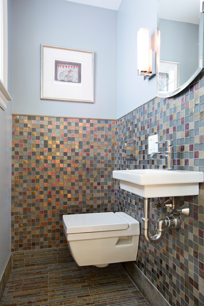 Foto de cuarto de baño clásico renovado con lavabo suspendido y sanitario de pared