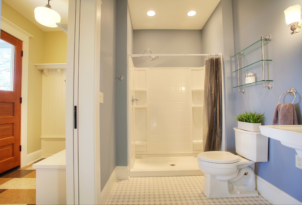 На фото: ванная комната в стиле кантри с раковиной с пьедесталом, раздельным унитазом, белой плиткой, керамической плиткой, синими стенами и полом из керамической плитки с