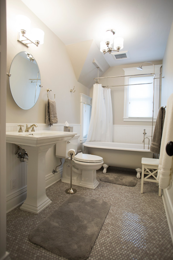 デンバーにあるヴィクトリアン調のおしゃれな浴室 (猫足バスタブ、シャワー付き浴槽	、分離型トイレ、グレーのタイル、モザイクタイル、グレーの壁、モザイクタイル、ペデスタルシンク) の写真