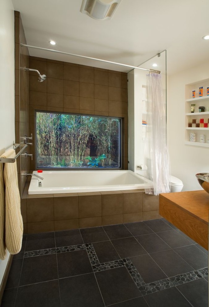 Modern inredning av ett badrum, med ett platsbyggt badkar