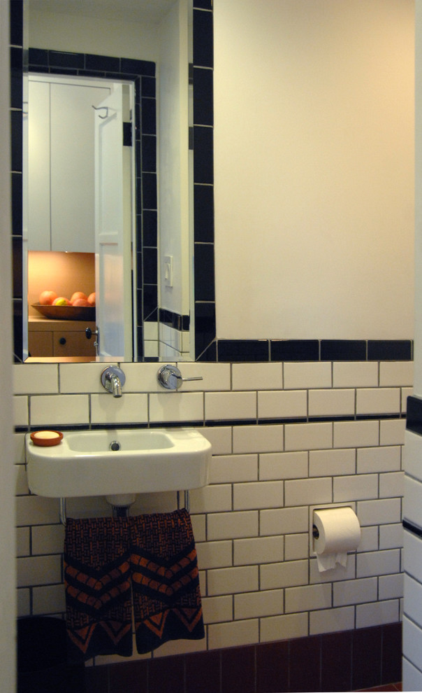 Источник вдохновения для домашнего уюта: маленькая ванная комната в стиле неоклассика (современная классика) с плоскими фасадами, белыми фасадами, унитазом-моноблоком, белой плиткой, керамической плиткой, белыми стенами, полом из терракотовой плитки, душевой кабиной, подвесной раковиной и столешницей из плитки для на участке и в саду