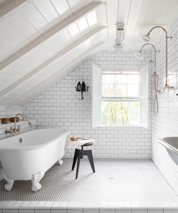 На фото: ванная комната в стиле кантри с ванной на ножках, белой плиткой, плиткой кабанчик, открытым душем, белыми стенами и полом из керамической плитки с