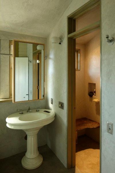 Inspiration pour une salle de bain principale bohème de taille moyenne avec un lavabo de ferme, une baignoire sur pieds, une douche ouverte, un mur gris et sol en béton ciré.