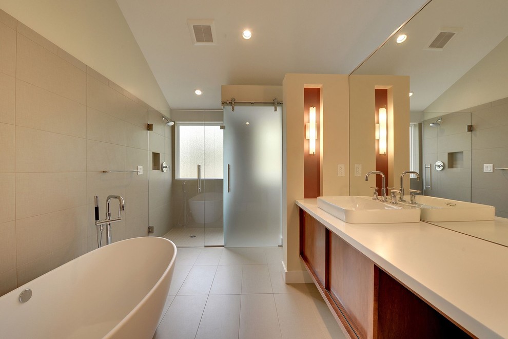 This is an example of a contemporary bathroom in Minneapolis.