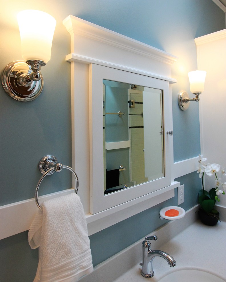 Cette image montre une petite douche en alcôve principale craftsman avec un placard à porte shaker, des portes de placard blanches, WC séparés, un carrelage blanc, des carreaux de porcelaine, un mur bleu, un sol en carrelage de porcelaine, un lavabo intégré et un plan de toilette en surface solide.