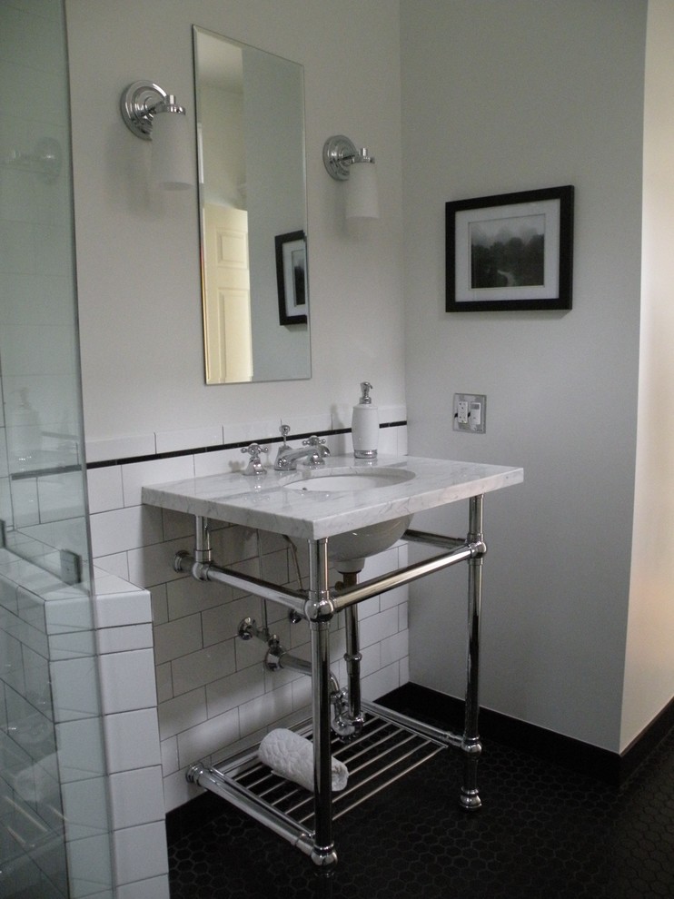 Bild på ett litet vintage badrum med dusch, med ett konsol handfat, marmorbänkskiva, en hörndusch, vit kakel, keramikplattor, grå väggar och klinkergolv i keramik