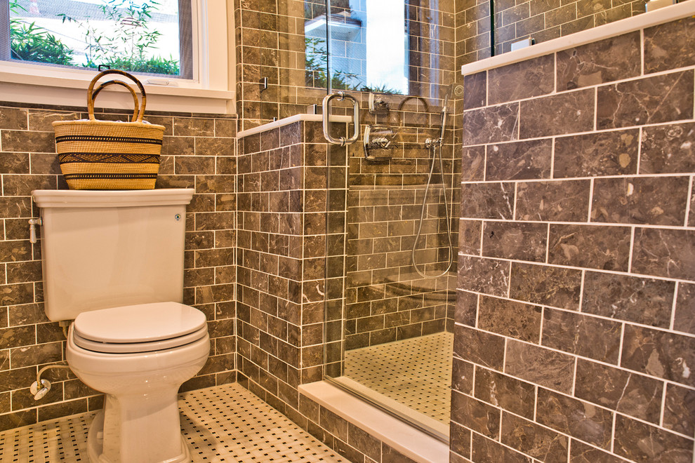 Immagine di una stanza da bagno classica di medie dimensioni con ante in stile shaker, ante bianche, top in marmo, doccia ad angolo, WC monopezzo, piastrelle grigie, piastrelle in ceramica, pareti bianche e pavimento con piastrelle a mosaico