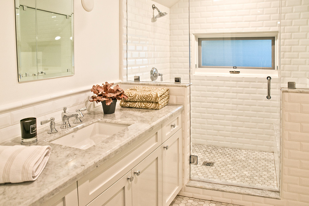 На фото: детская ванная комната среднего размера в классическом стиле с накладной раковиной, фасадами в стиле шейкер, белыми фасадами, мраморной столешницей, угловым душем, унитазом-моноблоком, белой плиткой, керамической плиткой, белыми стенами и полом из мозаичной плитки с