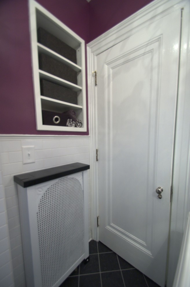 Cette image montre une petite salle de bain traditionnelle avec un lavabo de ferme, WC séparés, un carrelage noir, des carreaux de céramique, un mur violet et un sol en carrelage de céramique.