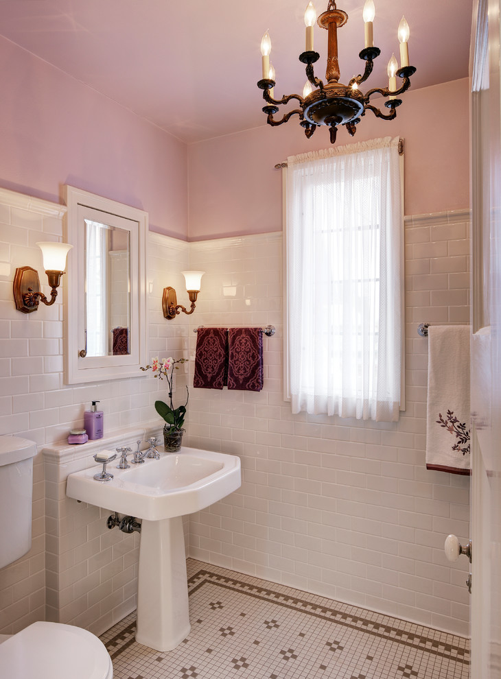 На фото: ванная комната в классическом стиле с