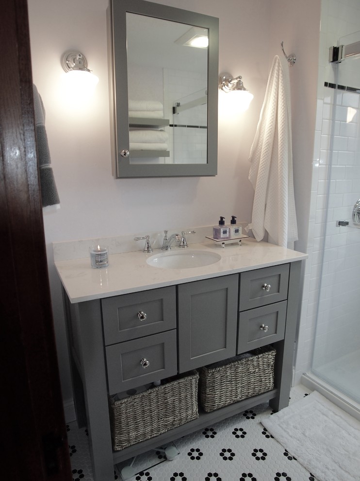 Idéer för små amerikanska en-suite badrum, med möbel-liknande, grå skåp, en dusch i en alkov, svart och vit kakel, keramikplattor, klinkergolv i keramik, ett undermonterad handfat och bänkskiva i kvarts