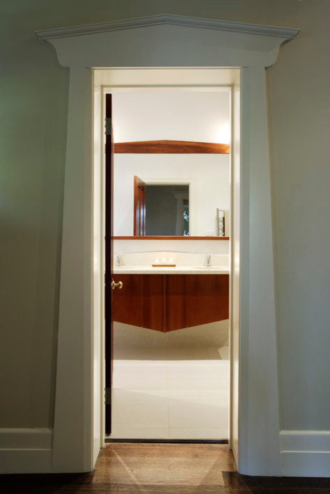Bild på ett mellanstort vintage badrum, med ett undermonterad handfat, möbel-liknande, skåp i mellenmörkt trä, marmorbänkskiva, beige kakel, porslinskakel, vita väggar och klinkergolv i porslin