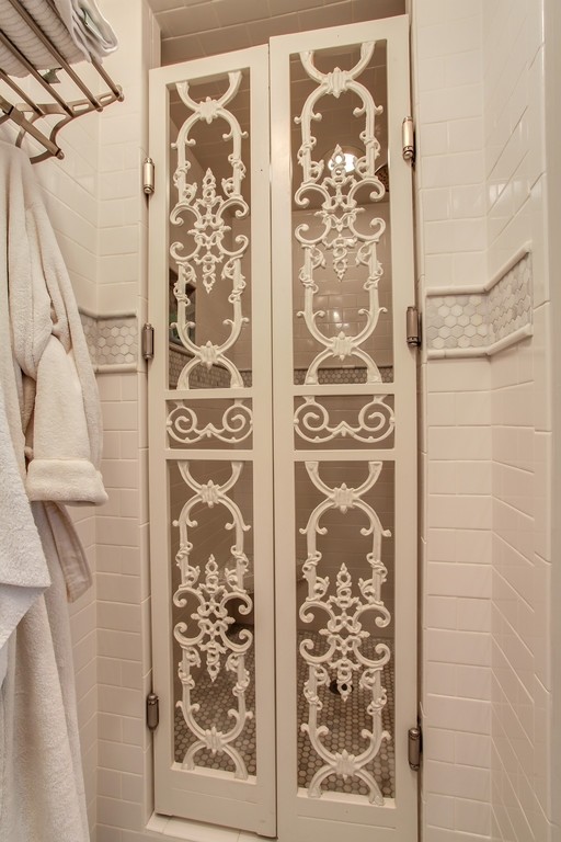 Imagen de cuarto de baño principal clásico grande con armarios con paneles empotrados, puertas de armario grises, baldosas y/o azulejos blancos, baldosas y/o azulejos de piedra, paredes blancas y suelo de mármol