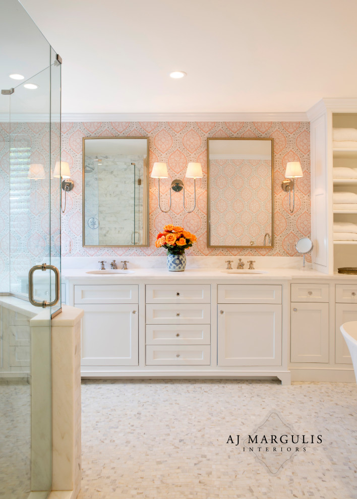 На фото: большая главная ванная комната в классическом стиле с фасадами с декоративным кантом, белыми фасадами, отдельно стоящей ванной, открытым душем, раздельным унитазом, белой плиткой, мраморной плиткой, розовыми стенами, мраморным полом, врезной раковиной, столешницей из кварцита, серым полом, душем с распашными дверями и белой столешницей с