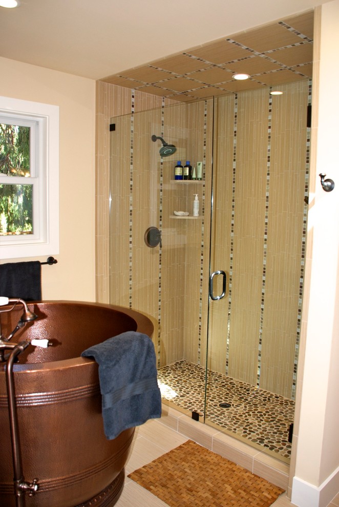 Diseño de cuarto de baño principal campestre de tamaño medio con bañera japonesa, ducha empotrada, paredes beige y suelo de baldosas de porcelana