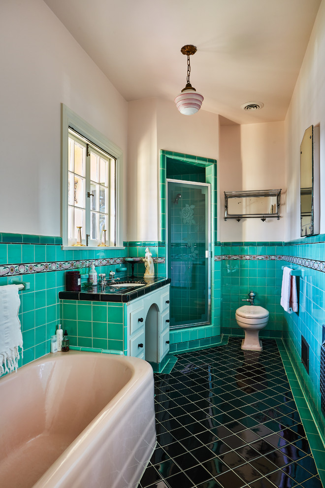 Mittelgroßes Klassisches Badezimmer mit weißen Schränken, Toilette mit Aufsatzspülkasten, blauen Fliesen, Porzellanfliesen, weißer Wandfarbe, Porzellan-Bodenfliesen, Unterbauwaschbecken und gefliestem Waschtisch in Orange County
